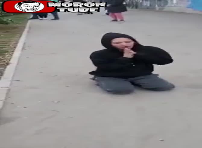 Video :After having an accident on the road, a drugged woman became disoriented on the sidewalk